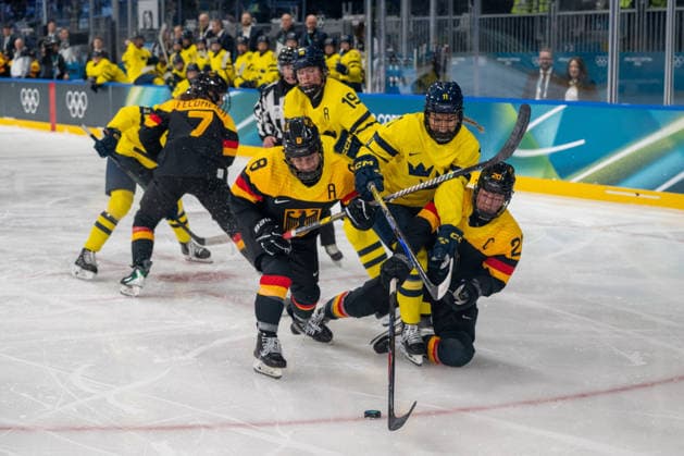 GIOCHI OLIMPICI - Olimpiadi Invernali Milano-Cortina 2026 - Ice hockey, Eishockey Hark Ronja (ger),Bouveng Josefin (swe), during the Winter Olympic Games, Olympische Spiele, Olympia, OS Milano Cortina 2026, at the Milano Rho Ice Hockey Arena, on February 5, 2026 in Milano, Italy during Ice Hockey, Olympic Winter games, Winterspiele,Spiele, Summer games Milano-Cortina 2026 in Milano, Italy, February 05 2026 Cortina D Ampezzo Italy  Copyright: xIPAxSport ABACAx