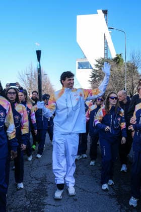 Tedoforo Simone Barlaam, Arrivo e Partenza della fiaccola olimpica dal Villaggio Olimpico - Milano 05 02 2026 (foto Claudio Furlan LaPresse) Arrival and departure of the Olympic torch from the Olympic Village - Milan, 5 February 2026  Copyright: xClaudioxFurlan LaPressex