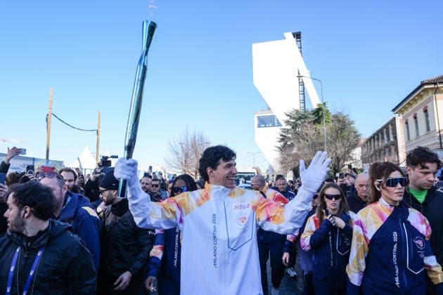 Tedoforo Simone Barlaam, Arrivo e Partenza della fiaccola olimpica dal Villaggio Olimpico - Milano 05 02 2026 (foto Claudio Furlan LaPresse) Arrival and departure of the Olympic torch from the Olympic Village - Milan, 5 February 2026  Copyright: xClaudioxFurlan LaPressex