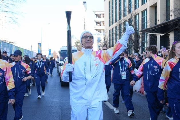 Tedoforo Pier Bergonzi, Arrivo e Partenza della fiaccola olimpica dal Villaggio Olimpico - Milano 05 02 2026 (foto Claudio Furlan LaPresse) Arrival and departure of the Olympic torch from the Olympic Village - Milan, 5 February 2026  Copyright: xClaudioxFurlan LaPressex