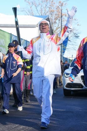 Tedoforo Pier Bergonzi, Arrivo e Partenza della fiaccola olimpica dal Villaggio Olimpico - Milano 05 02 2026 (foto Claudio Furlan LaPresse) Arrival and departure of the Olympic torch from the Olympic Village - Milan, 5 February 2026  Copyright: xClaudioxFurlan LaPressex