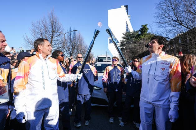 Arrivo e Partenza della fiaccola olimpica dal Villaggio Olimpico - Milano 05 02 2026 (foto Claudio Furlan LaPresse) Arrival and departure of the Olympic torch from the Olympic Village - Milan, 5 February 2026  Copyright: xClaudioxFurlan LaPressex
