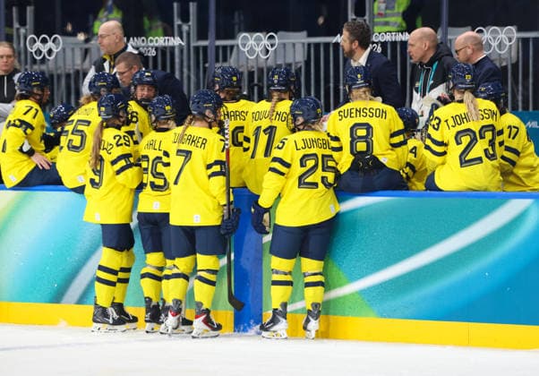 February 5, 2026, Milan, Lombardy, Italy: Team Sweden players during the Women s Preliminary Round Group B game between Team Sweden and Team Germany at the Milano Cortina 2026 Winter Olympic Games, Olympische Spiele, Olympia, OS Sweden won 4:1 against Germany. Milan Italy - ZUMAc179 20260205_oly_c179_081 Copyright: xMickaelxChavetx
