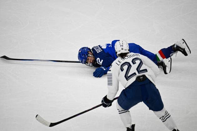 Winter Olympics - Ice hockey, Eishockey Women - France v Italy Rebecca Roccella (12) of Team Italy, Manon le Scodan (22) of Team France during the Ice Hockey Women s Preliminary Round Group B match between France and Italy at Milano Santagiulia Ice Hockey Arena as part of the Olympic Winter games, Winterspiele,Spiele, Summer games Milano Cortina 2026 on February 5, 2026 in Milan, Italy. Photo by JMP ABACAPRESS.COM milan Italy  Copyright: xJMP ABACAx