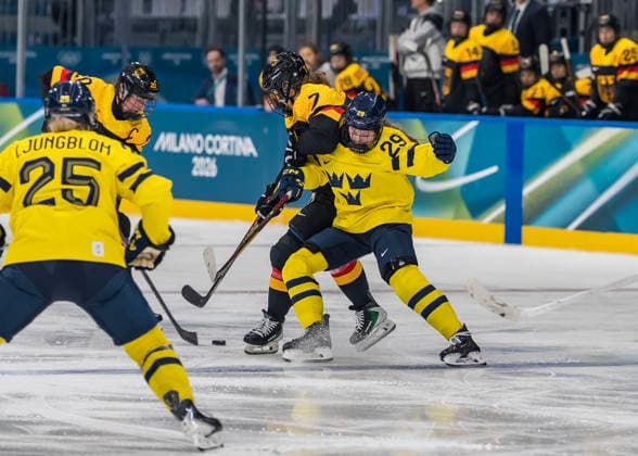 February 5, 2026, Milan, Lombardy, Italy: forward Felizia Wikner Zienkiewicz 29 of Team Sweden plays against Team Germany in the Preliminary Round Group B at the Milano Ice Park in Rho in MILAN, Italy during the 2026 Milano Corntina Winter Olympics. Milan Italy - ZUMAa161 20260205_oly_a161_017 Copyright: xWalterxG.xArcex