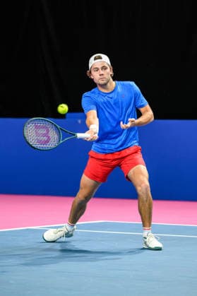 February 5, 2026, Perols, Montpellier, Occitanie, France: Aleksandar Kovacevic of the United States delivers a right hand shot during his match against Titouan Droguet of France at Open Occitanie on February 5, 2026, at Sud de France Arena in Montpellier, France. Perols, Montpellier France - ZUMAc313 20260205_zsp_c313_005 Copyright: xFaresxChafaix