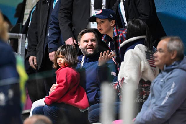 MILAN, ITALY 20260205 JD Vance with his children in the stands during the Olympic opening match of the women s Ice hockey, Eishockey between the USA and the Czech Republic at the Milan Rho Ice Hockey Arena during the Milan Olympics. MILANO ITALY x10070x *** MILAN, ITALY 20260205 JD Vance with his children in the stands during the Olympic opening match of the women s ice hockey between the USA and the Czech Republic at the Milan Rho Ice Hockey Arena during the Milan Olympics MILANO ITALY x10070x  Copyright: xJessicaxGow TTx 2026 OLYMPICS ICE HOCKEY USA-CZECH REPUBLIC