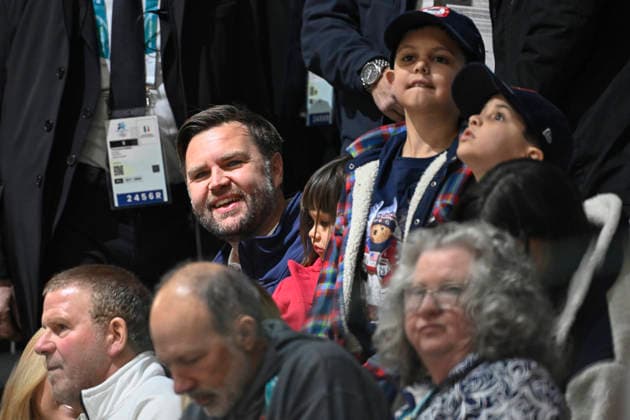 MILANO, ITALIEN 20260205 JD Vance med sina barn pa läktaren under OS-premiären i damernas ishockey mellan USA och Tjeckien pa Milano Rho Ice hockey, Eishockey Arena under OS i Milano. MILANO ITALIEN x10070x *** MILANO, ITALY 20260205 JD Vance with his children in the stands during the Olympic womens ice hockey game between the USA and the Czech Republic at the Milan Rho Ice Hockey Arena during the Milan Olympics MILANO ITALY x10070x  Copyright: xJessicaxGow TTx OS 2026 ISHOCKEY USA-TJECKIEN