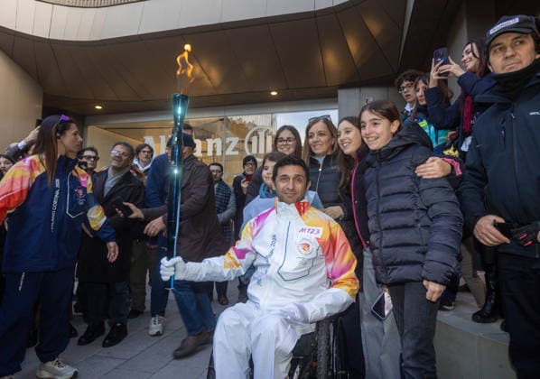 Passaggio della Fiaccola Olimpica con i tedofori in Piazza tre Torri a City Life - Milano, Italia - GiovedÃ¬, 5 febbraio 2026 (foto Stefano Porta LaPresse) The Olympic Torch Relay with torchbearers in Piazza Tre Torri in City Life - Milan, Italy - Thursday, February 5, 2026 (photo Stefano Porta LaPresse)  Copyright: xStefanoxPortax LaPressex