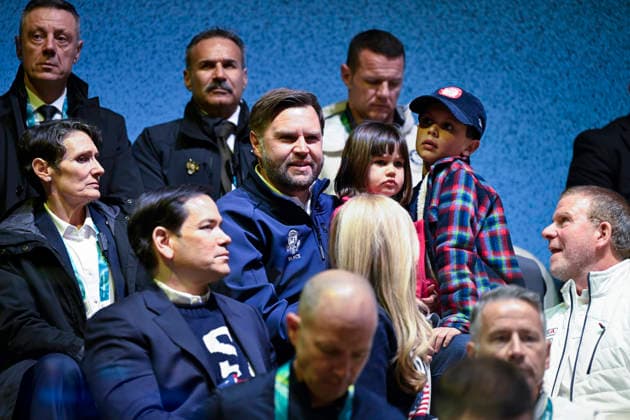 MILANO, ITALIEN 20260205 Pa läktaren sitter USA:s vicepresident JD Vance med sina barn, pa raden nedanför sitter USA:s utrikesminister Marco Rubio och hans fru Jeanette Dousdebes Rubio samt Tilman Fertitta, USA:s ambassadör i Italien, under OS-premiären i damernas ishockey mellan USA och Tjeckien pa Milano Rho Ice hockey, Eishockey Arena under OS i Milano. MILANO ITALIEN x10070x *** MILANO, ITALY 20260205 U.S. Vice President JD Vance with his children in the stands, U.S. Secretary of State Marco Rubio and his wife Jeanette Dousdebes Rubio and Tilman Fertitta, U.S. Ambassador to Italy, in the row below, during the womens ice hockey Olympic opening game between the U.S. and the Czech Republic at the Milan Rho Ice Hockey Arena during the Milan Olympics MILANO ITALY x10070x  Copyright: xJessicaxGow TTx 2026 OLYMPICS ICE HOCKEY USA-CZECH REPUBLIC