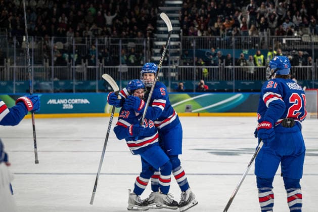 February 5, 2026, Milano, Lombardia, Italy: United States of America players exulting during the Winter Olympic Games, Olympische Spiele, Olympia, OS Milano Cortina 2026, at the Milano Rho Ice hockey, Eishockey Arena, on February 5, 2026 in Milano, Italy Milano Italy - ZUMAm345 20260205_zsp_m345_040 Copyright: xFedericoxManonix