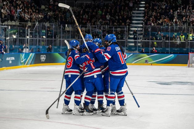 February 5, 2026, Milano, Lombardia, Italy: United States of America players exulting during the Winter Olympic Games, Olympische Spiele, Olympia, OS Milano Cortina 2026, at the Milano Rho Ice hockey, Eishockey Arena, on February 5, 2026 in Milano, Italy Milano Italy - ZUMAm345 20260205_zsp_m345_041 Copyright: xFedericoxManonix