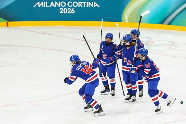 February 5, 2026, Milan, Lombardy, Italy: HAYLEY SCAMURRA 16 of Team USA celebrates with her teammates after scoring her side s third goal in the Women s Preliminary Round Group A game between Team United States and Team Czechia at the Milano Cortina 2026 Winter Olympic Games, Olympische Spiele, Olympia, OS USA won the game 5:1. Milan Italy - ZUMAc179 20260205_oly_c179_116 Copyright: xMickaelxChavetx