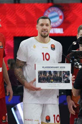 Europameister Daniel Theis (AS Monaco, 10) wird vor dem Spiel geehert, GER, FC Bayern Basketball vs. AS Monaco, Basketball, Euroleague, 27. Spieltag, Saison 2025 2026, 05.02.2026, GER, FC Bayern Basketball vs. AS Monaco, Basketball, Euroleague, 27. Spieltag, Saison 2025 2026, 05.02.2026 Muenchen Copyright: xEibner-Pressefoto JennixMaulx EP_JML