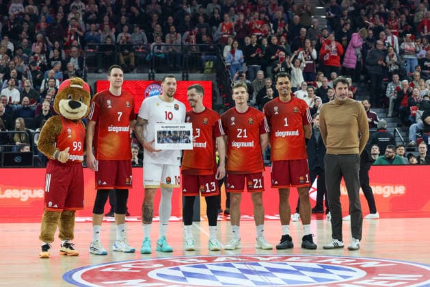 Ehrung der Europameister Daniel Theis (AS Monaco, 10) vor dem Spiel mit Alex Mumbru (Chef-Trainer Deutsche Basketball-Nationalmannschaft) und Johannes Voigtmann (FC Bayern Basketball, 07), Andreas Obst (FC Bayern Basketball, 13), Justuz Hollatz (FC Bayern Basketball, 21) und Oscar da Silva (FC Bayern Basketball, 01), GER, FC Bayern Basketball vs. AS Monaco, Basketball, Euroleague, 27. Spieltag, Saison 2025 2026, 05.02.2026, GER, FC Bayern Basketball vs. AS Monaco, Basketball, Euroleague, 27. Spieltag, Saison 2025 2026, 05.02.2026 Muenchen Copyright: xEibner-Pressefoto JennixMaulx EP_JML