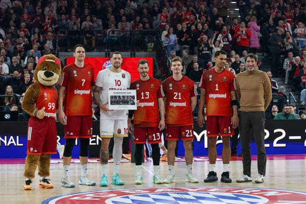 Ehrung der Europameister Daniel Theis (AS Monaco, 10) vor dem Spiel mit Alex Mumbru (Chef-Trainer Deutsche Basketball-Nationalmannschaft) und Johannes Voigtmann (FC Bayern Basketball, 07), Andreas Obst (FC Bayern Basketball, 13), Justuz Hollatz (FC Bayern Basketball, 21) und Oscar da Silva (FC Bayern Basketball, 01), GER, FC Bayern Basketball vs. AS Monaco, Basketball, Euroleague, 27. Spieltag, Saison 2025 2026, 05.02.2026, GER, FC Bayern Basketball vs. AS Monaco, Basketball, Euroleague, 27. Spieltag, Saison 2025 2026, 05.02.2026 Muenchen Copyright: xEibner-Pressefoto JennixMaulx EP_JML