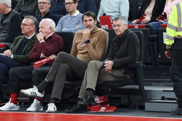 Alex Mumbru (Chef-Trainer Deutsche Basketball-Nationalmannschaft) mit Herbert Hainer (FC Bayern Muenchen, Praesident), GER, FC Bayern Basketball vs. AS Monaco, Basketball, Euroleague, 27. Spieltag, Saison 2025 2026, 05.02.2026, GER, FC Bayern Basketball vs. AS Monaco, Basketball, Euroleague, 27. Spieltag, Saison 2025 2026, 05.02.2026 Muenchen Copyright: xEibner-Pressefoto JennixMaulx EP_JML