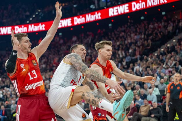 Andreas Obst 13 (FC Bayern Basketball) im Zweikampf mit Daniel Theis 10 (AS Monaco Basket), Justus Hollatz 21 (FC Bayern Basketball), FC Bayern Basketball vs. AS Monaco Basket, EuroLeague 27. Spieltag, 05.02.2026 Muenchen Bayern Deutschland