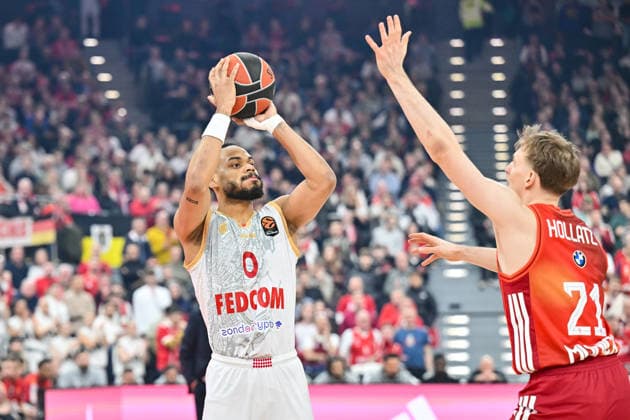 EuroLeague Baketball; FC Bayern München Basketball - AS Monaco Basket, 05.02.2026 MUNICH, GERMANY - 05. FEBRUARY: im Duell Elie OKOBO (AS Monaco Basket 0) und Justus HOLLATZ (FC Bayern Basketball 21) während dem Match zwischen dem FC Bayern Basketball und dem AS Monaco Basket am 27. Spieltag der EuroLeague im SAP GARDEN Copyright: xBEAUTIFULxSPORTS Goldbergx