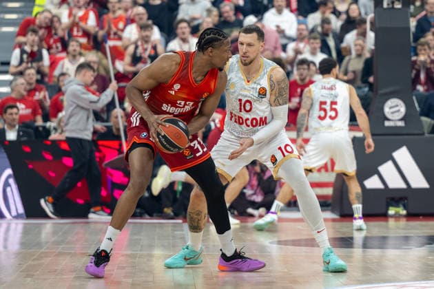David McCormack 33 (FC Bayern Basketball) im Zweikampf mit Daniel Theis 10 (AS Monaco Basket), FC Bayern Basketball vs. AS Monaco Basket, EuroLeague 27. Spieltag, 05.02.2026 Muenchen Bayern Deutschland