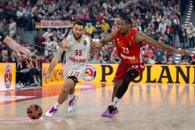 Mike James 55 (AS Monaco Basket) im Zweikampf mit David McCormack 33 (FC Bayern Basketball), FC Bayern Basketball vs. AS Monaco Basket, EuroLeague 27. Spieltag, 05.02.2026 Muenchen Bayern Deutschland