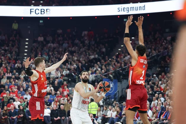 Nikola Mirotic (AS Monaco, 33) mit Oscar da Silva (FC Bayern Basketball, 01) und Andreas Obst (FC Bayern Basketball, 13), GER, FC Bayern Basketball vs. AS Monaco, Basketball, Euroleague, 27. Spieltag, Saison 2025 2026, 05.02.2026, GER, FC Bayern Basketball vs. AS Monaco, Basketball, Euroleague, 27. Spieltag, Saison 2025 2026, 05.02.2026 Muenchen Copyright: xEibner-Pressefoto JennixMaulx EP_JML