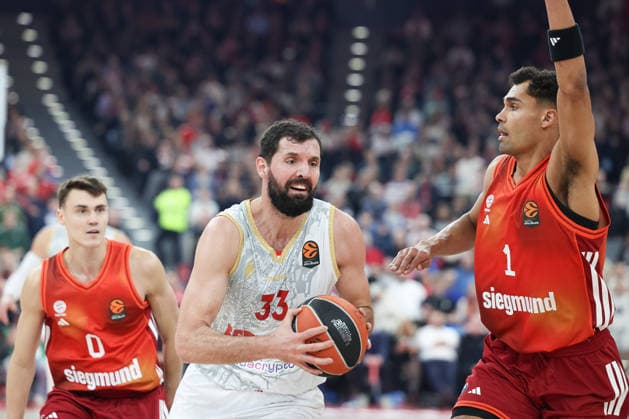 Nikola Mirotic (AS Monaco, 33) mit Oscar da Silva (FC Bayern Basketball, 01) und Nenad Dimitrijevic (FC Bayern Basketball, 00), GER, FC Bayern Basketball vs. AS Monaco, Basketball, Euroleague, 27. Spieltag, Saison 2025 2026, 05.02.2026, GER, FC Bayern Basketball vs. AS Monaco, Basketball, Euroleague, 27. Spieltag, Saison 2025 2026, 05.02.2026 Muenchen Copyright: xEibner-Pressefoto JennixMaulx EP_JML