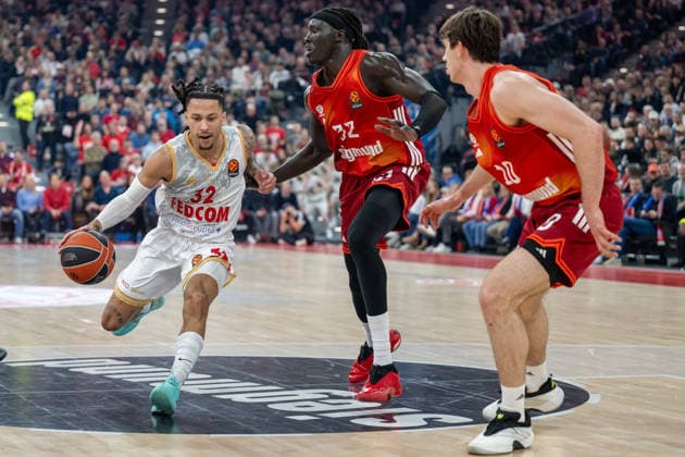 Matthew Strazel 32 (AS Monaco Basket) im Zweikampf mit Wenyen Gabriel 32 (FC Bayern Basketball), Justin Jessup 10 (FC Bayern Basketball), FC Bayern Basketball vs. AS Monaco Basket, EuroLeague 27. Spieltag, 05.02.2026 Muenchen Bayern Deutschland
