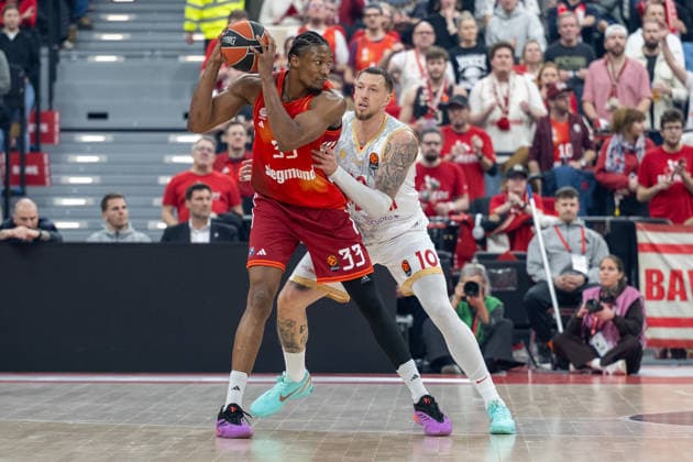 David McCormack 33 (FC Bayern Basketball) im Zweikampf mit Daniel Theis 10 (AS Monaco Basket), FC Bayern Basketball vs. AS Monaco Basket, EuroLeague 27. Spieltag, 05.02.2026 Muenchen Bayern Deutschland