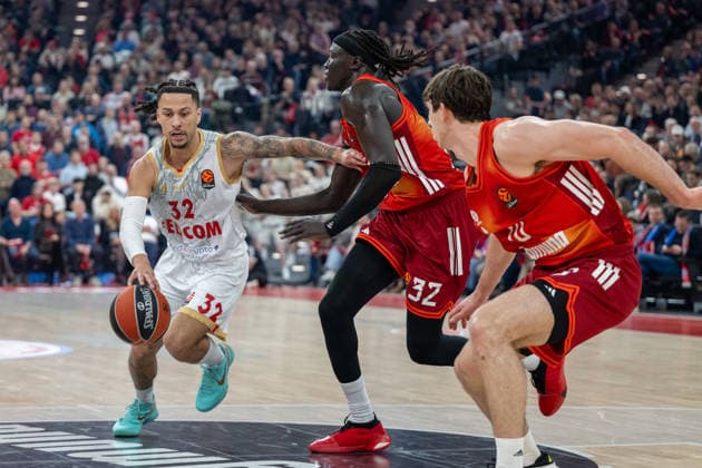 Matthew Strazel 32 (AS Monaco Basket) im Zweikampf mit Wenyen Gabriel 32 (FC Bayern Basketball), Justin Jessup 10 (FC Bayern Basketball), FC Bayern Basketball vs. AS Monaco Basket, EuroLeague 27. Spieltag, 05.02.2026 Muenchen Bayern Deutschland
