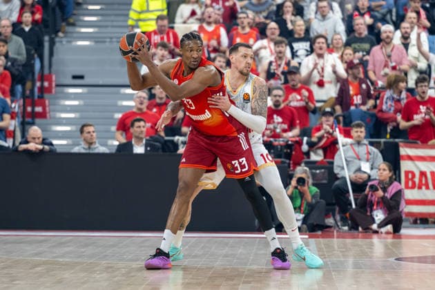David McCormack 33 (FC Bayern Basketball) im Zweikampf mit Daniel Theis 10 (AS Monaco Basket), FC Bayern Basketball vs. AS Monaco Basket, EuroLeague 27. Spieltag, 05.02.2026 Muenchen Bayern Deutschland