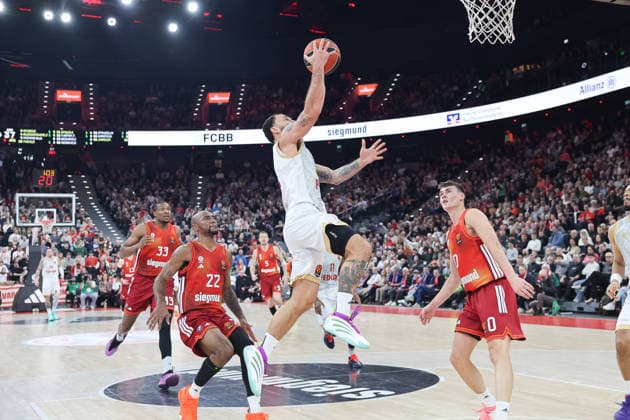Mike James (AS Monaco, 55) mit Ball mit Isiaha Mike (FC Bayern Basketball, 22) und Nenad Dimitrijevic (FC Bayern Basketball, 00), GER, FC Bayern Basketball vs. AS Monaco, Basketball, Euroleague, 27. Spieltag, Saison 2025 2026, 05.02.2026, GER, FC Bayern Basketball vs. AS Monaco, Basketball, Euroleague, 27. Spieltag, Saison 2025 2026, 05.02.2026 Muenchen Copyright: xEibner-Pressefoto JennixMaulx EP_JML