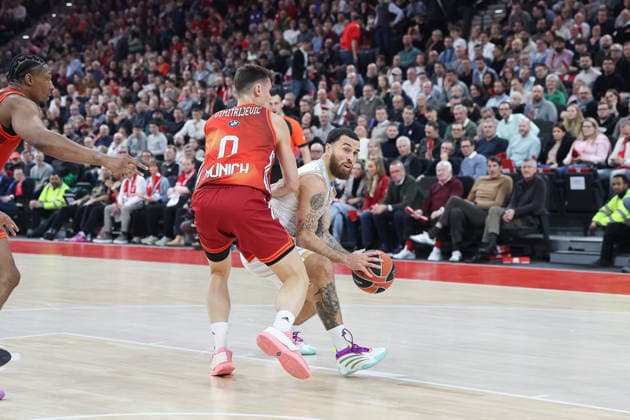 Mike James (AS Monaco, 55) mit Ball mit Nenad Dimitrijevic (FC Bayern Basketball, 00), GER, FC Bayern Basketball vs. AS Monaco, Basketball, Euroleague, 27. Spieltag, Saison 2025 2026, 05.02.2026, GER, FC Bayern Basketball vs. AS Monaco, Basketball, Euroleague, 27. Spieltag, Saison 2025 2026, 05.02.2026 Muenchen Copyright: xEibner-Pressefoto JennixMaulx EP_JML