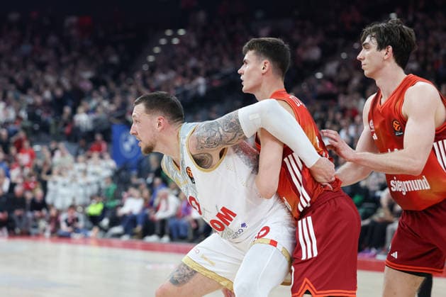 Daniel Theis (AS Monaco, 10) mit Nenad Dimitrijevic (FC Bayern Basketball, 00) und Justinian Jessup (FC Bayern Basketball, 10), GER, FC Bayern Basketball vs. AS Monaco, Basketball, Euroleague, 27. Spieltag, Saison 2025 2026, 05.02.2026, GER, FC Bayern Basketball vs. AS Monaco, Basketball, Euroleague, 27. Spieltag, Saison 2025 2026, 05.02.2026 Muenchen Copyright: xEibner-Pressefoto JennixMaulx EP_JML
