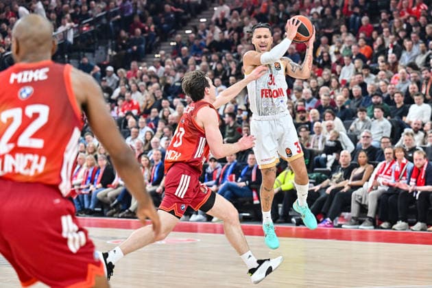 EuroLeague Baketball; FC Bayern München Basketball - AS Monaco Basket, 05.02.2026 MUNICH, GERMANY - 05. FEBRUARY: im Duell Justianian JESSUP (FC Bayern Basketball 10) und Matthew STRAZEL (AS Monaco Basket 32) während dem Match zwischen dem FC Bayern Basketball und dem AS Monaco Basket am 27. Spieltag der EuroLeague im SAP GARDEN Copyright: xBEAUTIFULxSPORTS Goldbergx
