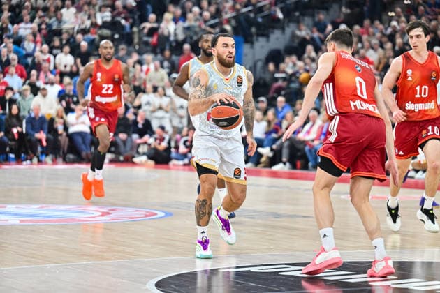 EuroLeague Baketball; FC Bayern München Basketball - AS Monaco Basket, 05.02.2026 MUNICH, GERMANY - 05. FEBRUARY: im Duell Mike JAMES (AS Monaco Basket 55) und Justianian JESSUP (FC Bayern Basketball 10) während dem Match zwischen dem FC Bayern Basketball und dem AS Monaco Basket am 27. Spieltag der EuroLeague im SAP GARDEN Copyright: xBEAUTIFULxSPORTS Goldbergx