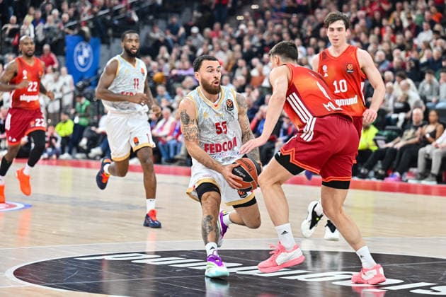 EuroLeague Baketball; FC Bayern München Basketball - AS Monaco Basket, 05.02.2026 MUNICH, GERMANY - 05. FEBRUARY: im Duell Mike JAMES (AS Monaco Basket 55) und Justianian JESSUP (FC Bayern Basketball 10) während dem Match zwischen dem FC Bayern Basketball und dem AS Monaco Basket am 27. Spieltag der EuroLeague im SAP GARDEN Copyright: xBEAUTIFULxSPORTS Goldbergx