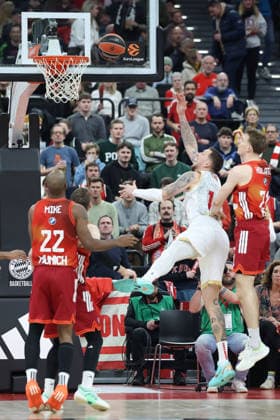 Daniel Theis (AS Monaco, 10) am Korb, mit Justuz Hollatz (FC Bayern Basketball, 21) und Isiaha Mike (FC Bayern Basketball, 22), GER, FC Bayern Basketball vs. AS Monaco, Basketball, Euroleague, 27. Spieltag, Saison 2025 2026, 05.02.2026, GER, FC Bayern Basketball vs. AS Monaco, Basketball, Euroleague, 27. Spieltag, Saison 2025 2026, 05.02.2026 Muenchen Copyright: xEibner-Pressefoto JennixMaulx EP_JML