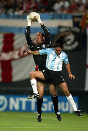 Argentina V England, FIFA World Cup, WM, Weltmeisterschaft, Fussball Finals 2002 Group F David Seaman of England and Juan Sorin of Argentina challenge during the FIFA World Cup Finals 2002 Group F match between Argentina and England at Sapporo Dome on June 7, 2002 in Sapporo, Japan. Sapporo Sapporo Dome Japan Japan Copyright: xAllstarxPicturexLibraryxLtdx