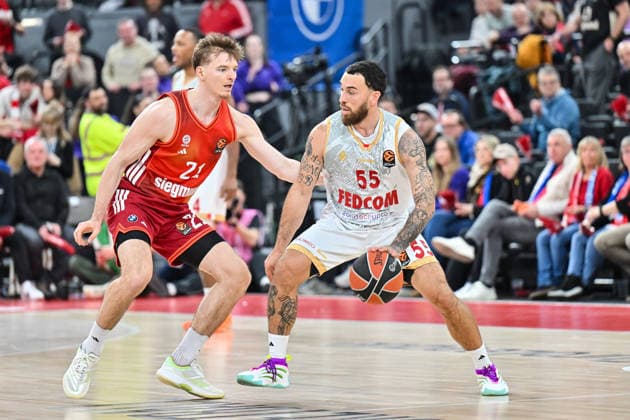 EuroLeague Baketball; FC Bayern München Basketball - AS Monaco Basket, 05.02.2026 MUNICH, GERMANY - 05. FEBRUARY: im Duell Justus HOLLATZ (FC Bayern Basketball 21) und Mike JAMES (AS Monaco Basket 55) während dem Match zwischen dem FC Bayern Basketball und dem AS Monaco Basket am 27. Spieltag der EuroLeague im SAP GARDEN Copyright: xBEAUTIFULxSPORTS Goldbergx