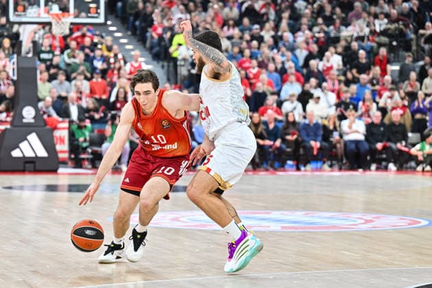 EuroLeague Baketball; FC Bayern München Basketball - AS Monaco Basket, 05.02.2026 MUNICH, GERMANY - 05. FEBRUARY: im Duell Neno Justianian JESSUP (FC Bayern Basketball 10) und Mike JAMES (AS Monaco Basket 55) während dem Match zwischen dem FC Bayern Basketball und dem AS Monaco Basket am 27. Spieltag der EuroLeague im SAP GARDEN Copyright: xBEAUTIFULxSPORTS Goldbergx