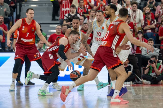 Andreas Obst 13 (FC Bayern Basketball) im Zweikampf mit Matthew Strazel 32 (AS Monaco Basket), FC Bayern Basketball vs. AS Monaco Basket, EuroLeague 27. Spieltag, 05.02.2026 Muenchen Bayern Deutschland