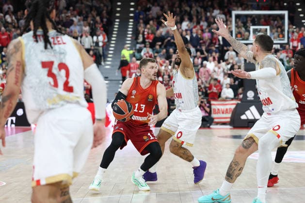 Andreas Obst (FC Bayern Basketball, 13) mit Elie Okobo (AS Monaco, 00), GER, FC Bayern Basketball vs. AS Monaco, Basketball, Euroleague, 27. Spieltag, Saison 2025 2026, 05.02.2026, GER, FC Bayern Basketball vs. AS Monaco, Basketball, Euroleague, 27. Spieltag, Saison 2025 2026, 05.02.2026 Muenchen Copyright: xEibner-Pressefoto JennixMaulx EP_JML
