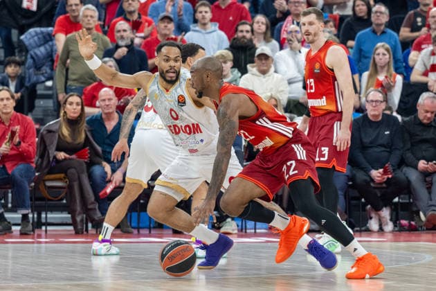 Elie Okobo 0 (AS Monaco Basket) im Zweikampf mit Isiaha Mike 22 (FC Bayern Basketball), FC Bayern Basketball vs. AS Monaco Basket, EuroLeague 27. Spieltag, 05.02.2026 Muenchen Bayern Deutschland