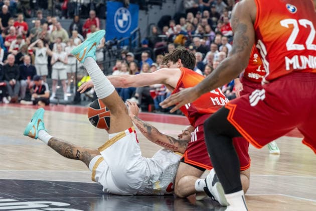 Matthew Strazel 32 (AS Monaco Basket) liegt auf dem Spielfeld, Justin Jessup 10 (FC Bayern Basketball), FC Bayern Basketball vs. AS Monaco Basket, EuroLeague 27. Spieltag, 05.02.2026 Muenchen Bayern Deutschland