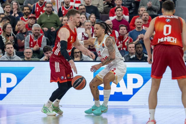 Andreas Obst 13 (FC Bayern Basketball) im Zweikampf mit Matthew Strazel 32 (AS Monaco Basket), FC Bayern Basketball vs. AS Monaco Basket, EuroLeague 27. Spieltag, 05.02.2026 Muenchen Bayern Deutschland