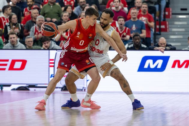 Neno Dimitrijevic 0 (FC Bayern Basketball) im Zweikampf mit Elie Okobo 0 (AS Monaco Basket), FC Bayern Basketball vs. AS Monaco Basket, EuroLeague 27. Spieltag, 05.02.2026 Muenchen Bayern Deutschland