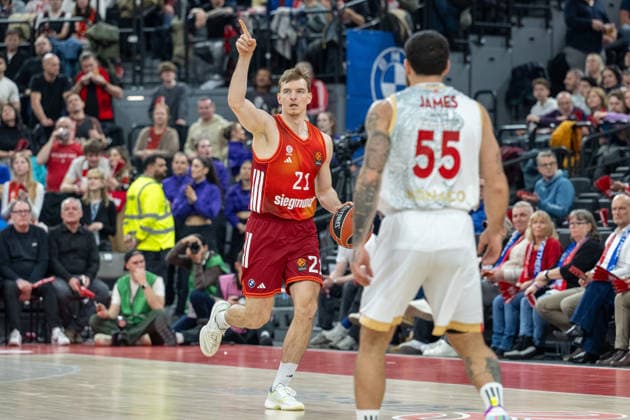 Justus Hollatz 21 (FC Bayern Basketball) zeigt nach oben, FC Bayern Basketball vs. AS Monaco Basket, EuroLeague 27. Spieltag, 05.02.2026 Muenchen Bayern Deutschland