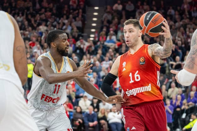 Alpha Diallo 11 (AS Monaco Basket) im Zweikampf mit Stefan Jovic 16 (FC Bayern Basketball), FC Bayern Basketball vs. AS Monaco Basket, EuroLeague 27. Spieltag, 05.02.2026 Muenchen Bayern Deutschland