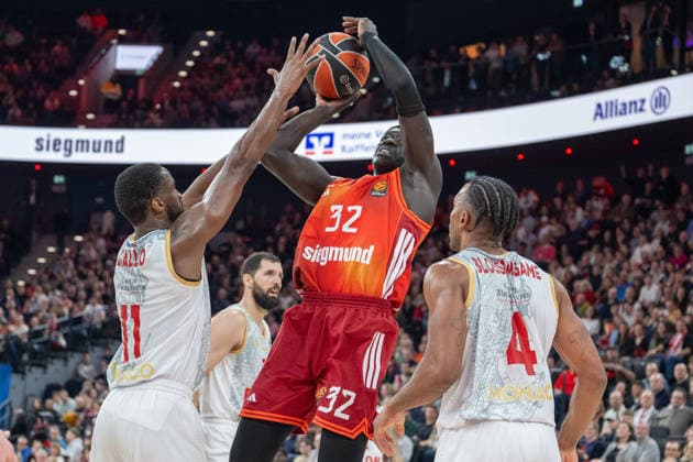 Alpha Diallo 11 (AS Monaco Basket) im Zweikampf mit Wenyen Gabriel 32 (FC Bayern Basketball), Jaron Blossomgame 4 (AS Monaco Basket), FC Bayern Basketball vs. AS Monaco Basket, EuroLeague 27. Spieltag, 05.02.2026 Muenchen Bayern Deutschland